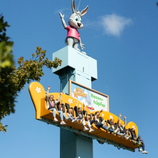 Maus und Elefant Erlebniswelt_Bild_Freifallturm mit Familie